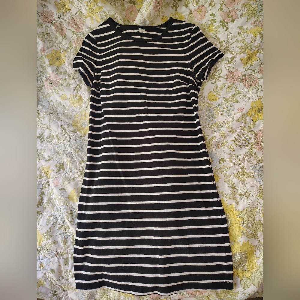 Women's M Old navy black white striped dress